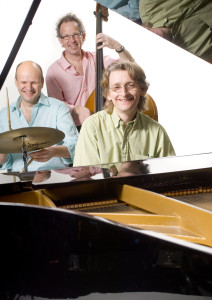 Cajan Witmer, piano. Maarten Kruijswijk, drums, Han Slinger, bas.
