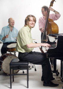 Cajan Witmer, piano. Maarten Kruijswijk, drums, Han Slinger, bas.